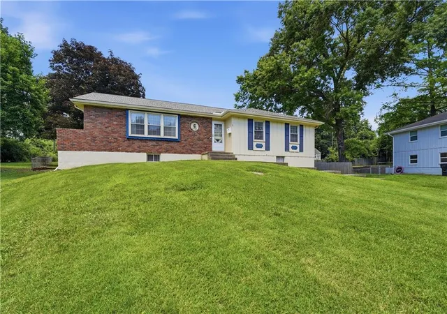Homes for sale in Raytown, MO | 9700 E 82Nd St, Raytown, MO 64138 | MLS# 2625254