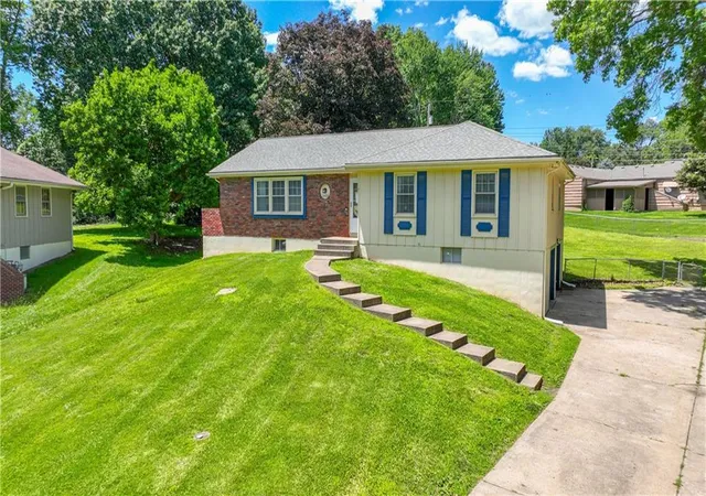 Homes for sale in Raytown, MO | 9700 E 82Nd St, Raytown, MO 64138 | MLS# 2625254