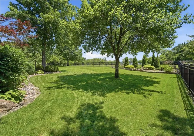 4th image of 579 N Winnebago Dr, Lake Winnebago, MO 64034 | MLS# 2625257
