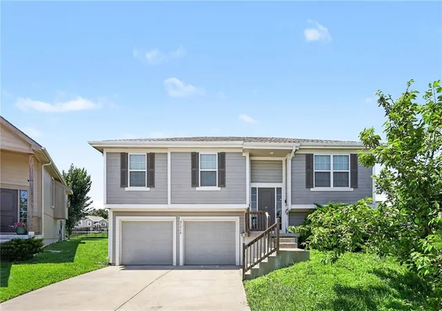 Homes for sale in Peculiar, MO | 21710 North Rdg, Peculiar, MO 64078 | MLS# 2625278
