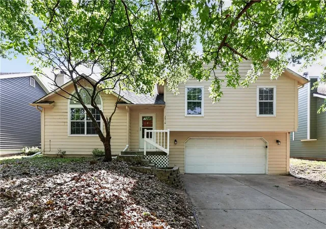 Homes for sale in Lawrence, KS | 2816 S Lankford Dr, Lawrence, KS 66046 | MLS# 2625311