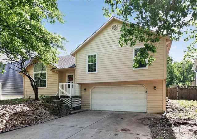 Homes for sale in Lawrence, KS | 2816 S Lankford Dr, Lawrence, KS 66046 | MLS# 2625311