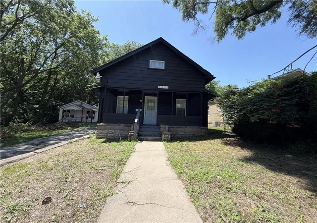 Photo 1 of Single family home for sale at 6902 Bellefontaine Ave, Kansas City, MO 64132 | MLS# 2625340 | Listing updated on 2026-09-02