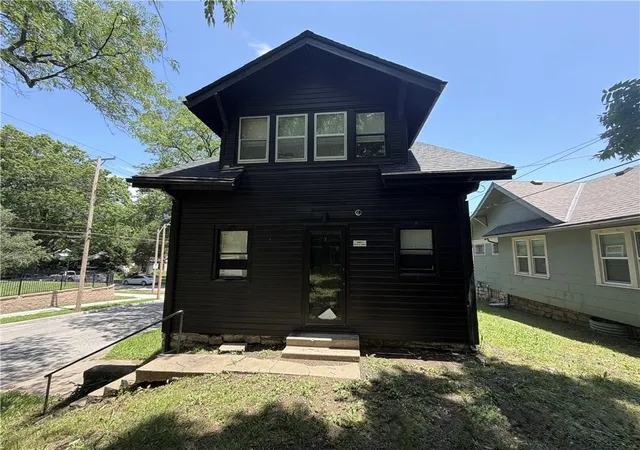 Photo 4 of Single family home for sale at 5700 Euclid Ave, Kansas City, MO 64130 | MLS# 2625350 | Listing updated on 2026-09-02