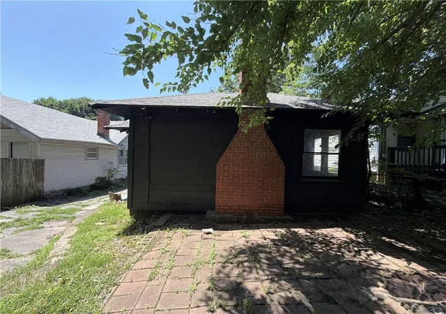 Photo 3 of Single family home for sale at 5705 Park Ave, Kansas City, MO 64130 | MLS# 2625352 | Listing updated on 2026-09-02