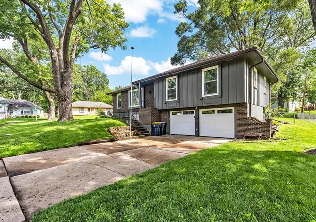 2nd image of 8800 Mcelroy Rd, Kansas City, MO 64134 | MLS# 2625358