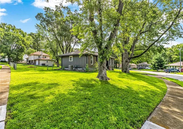 3rd image of 8800 Mcelroy Rd, Kansas City, MO 64134 | MLS# 2625358