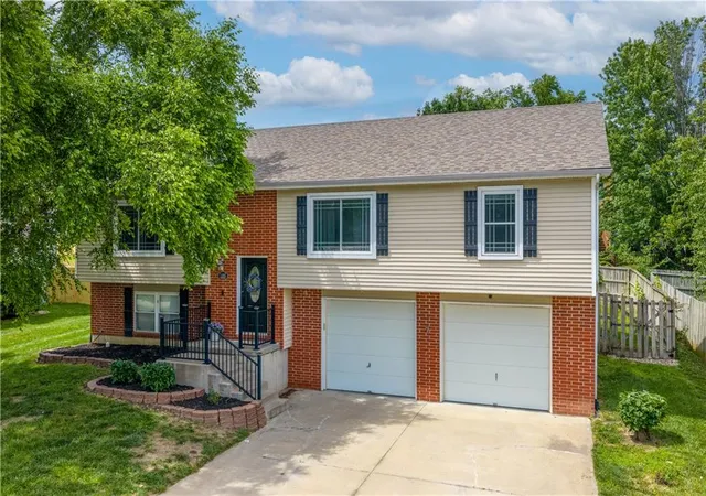 1st image of 1305 Kimberly Dr, Warrensburg, MO 64093 | MLS# 2625363