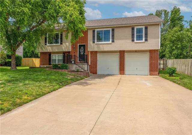2nd image of 1305 Kimberly Dr, Warrensburg, MO 64093 | MLS# 2625363