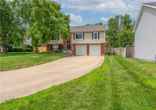 Photo 3 of Single family home for sale at 1305 Kimberly Dr, Warrensburg, MO 64093 | MLS# 2625363 | Listing updated on 2026-09-04