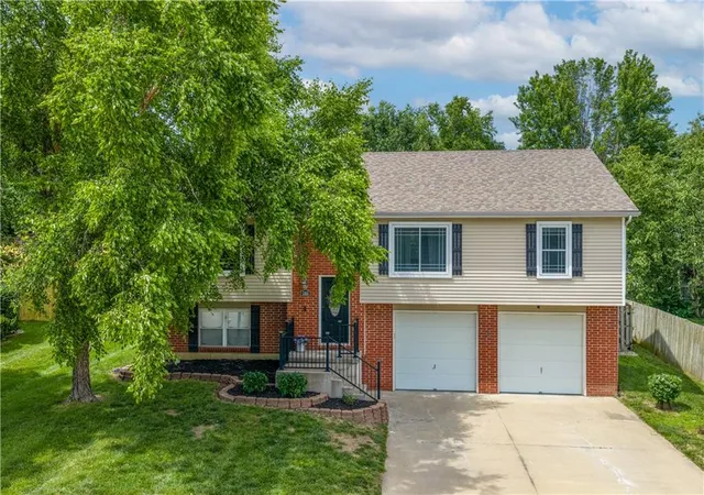 Photo 3 of Single family home for sale at 1305 Kimberly Dr, Warrensburg, MO 64093 | MLS# 2625363 | Listing updated on 2026-10-02