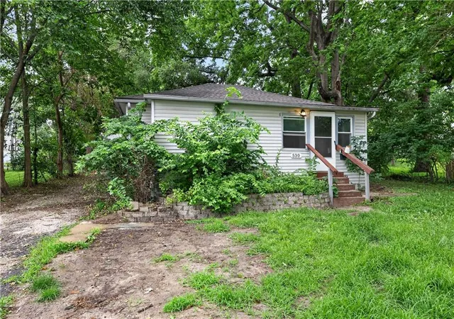 3rd image of 530 S Willow Ave, Sugar Creek, MO 64053 | MLS# 2625372