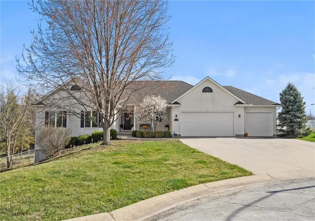 Homes for sale in Lee's Summit, MO | 1301 Ne Horizon Dr, Lee's Summit, MO 64086 | MLS# 2625389
