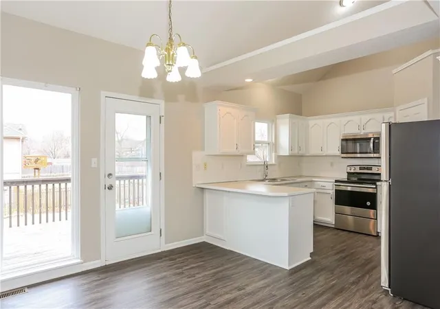 4th image of 502 Sunny Ln, Raymore, MO 64083 | MLS# 2625395