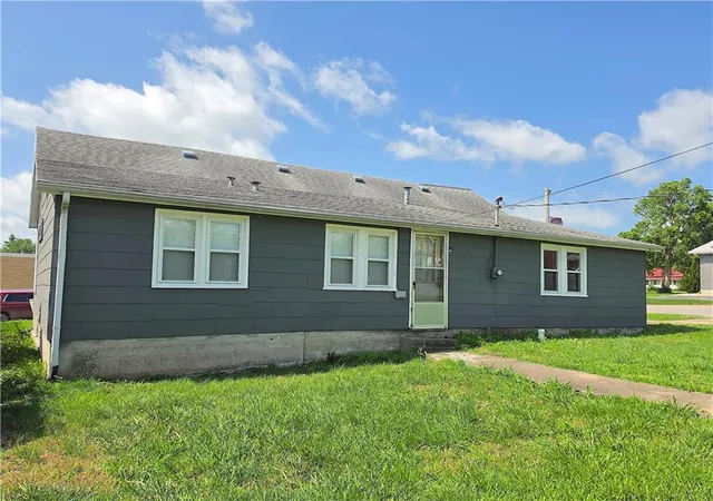 Homes for sale in Garnett, KS | 103 E 3Rd Ave, Garnett, KS 66032 | MLS# 2625404