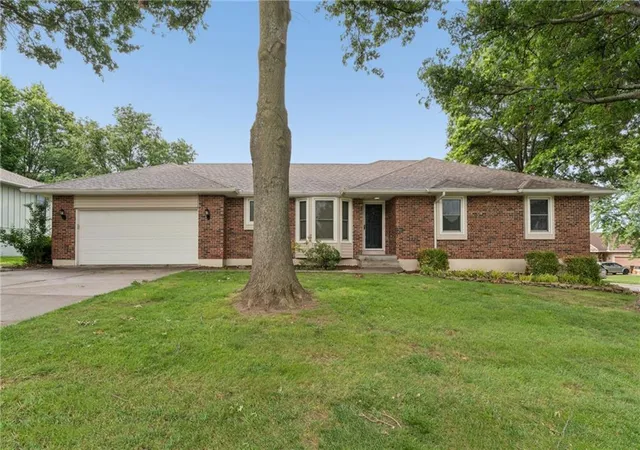 2nd image of 617 W Maple St, Raymore, MO 64083 | MLS# 2625430