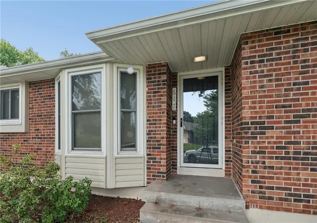 5th image of 617 W Maple St, Raymore, MO 64083 | MLS# 2625430