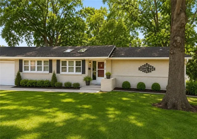 1st image of 5912 Longview Rd, Kansas City, MO 64134 | MLS# 2625442