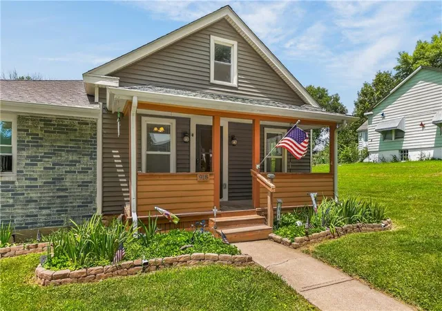 3rd image of 918 N Claremont St, Sugar Creek, MO 64054 | MLS# 2625444