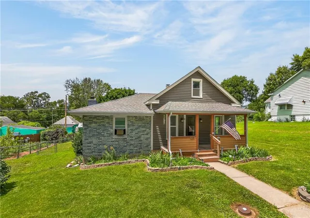 4th image of 918 N Claremont St, Sugar Creek, MO 64054 | MLS# 2625444