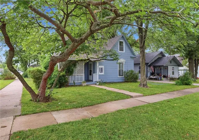 2nd image of 901 Pacific Ave, Osawatomie, KS 66064 | MLS# 2625451