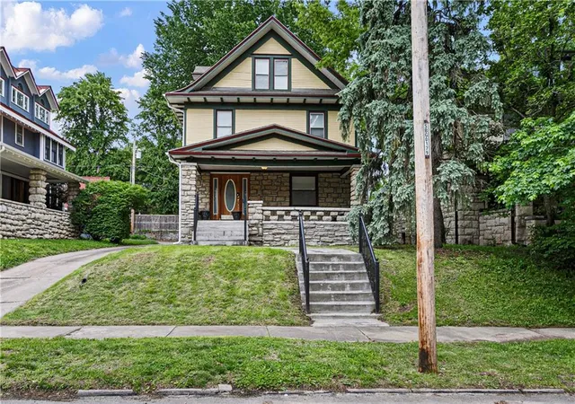 1st image of 3527 Kenwood Ave, Kansas City, MO 64109 | MLS# 2625463