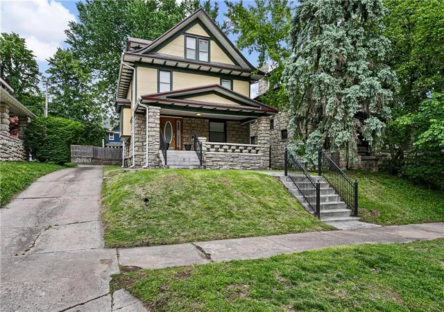 2nd image of 3527 Kenwood Ave, Kansas City, MO 64109 | MLS# 2625463