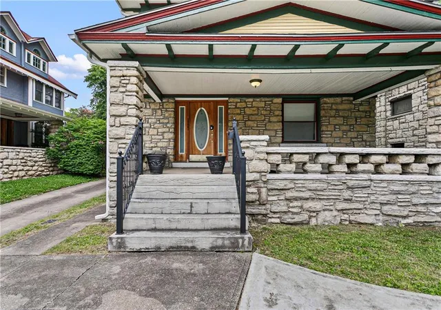 3rd image of 3527 Kenwood Ave, Kansas City, MO 64109 | MLS# 2625463