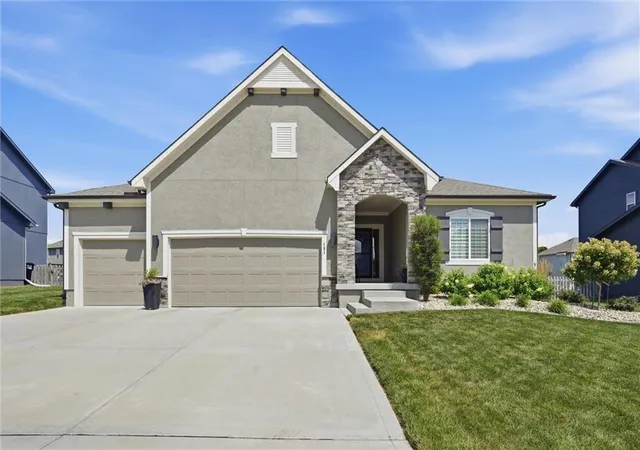 Photo 1 of Sale Pending at 131 Se Briar Valley Ln, Blue Springs, MO 64064 | MLS# 2625476 | Listing updated on 2026-08-15