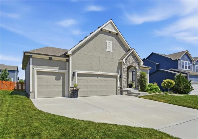 Photo 2 of Sale Pending at 131 Se Briar Valley Ln, Blue Springs, MO 64064 | MLS# 2625476 | Listing updated on 2026-08-15