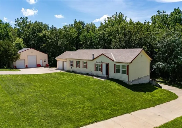 Homes for sale in Lathrop, MO | 6375 Se Vollmer Dr, Lathrop, MO 64465 | MLS# 2625477