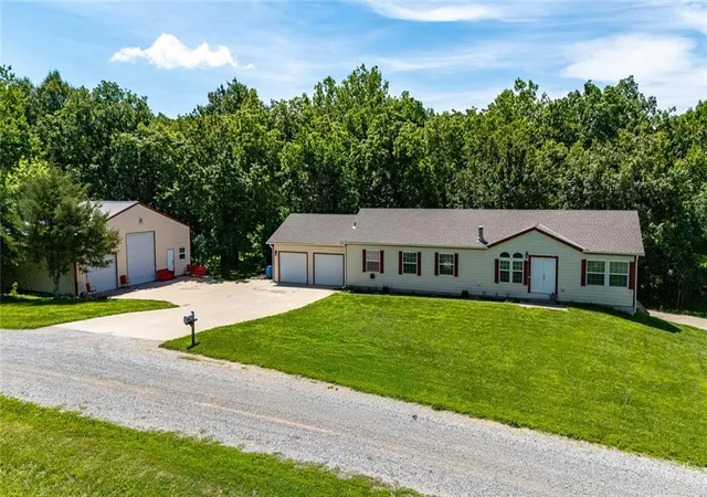 Homes for sale in Lathrop, MO | 6375 Se Vollmer Dr, Lathrop, MO 64465 | MLS# 2625477