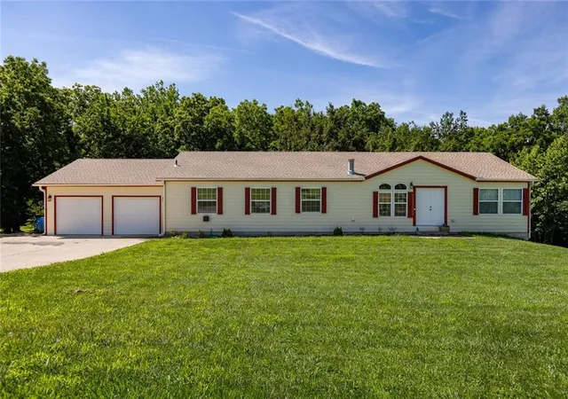 Homes for sale in Lathrop, MO | 6375 Se Vollmer Dr, Lathrop, MO 64465 | MLS# 2625477