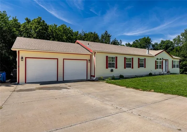 Homes for sale in Lathrop, MO | 6375 Se Vollmer Dr, Lathrop, MO 64465 | MLS# 2625477