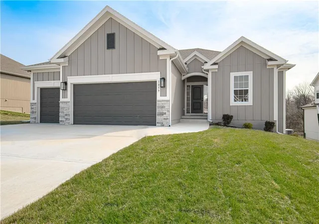 Homes for sale in Kearney, MO | 605 E 13th St, Kearney, MO 64060 | MLS# 2625505
