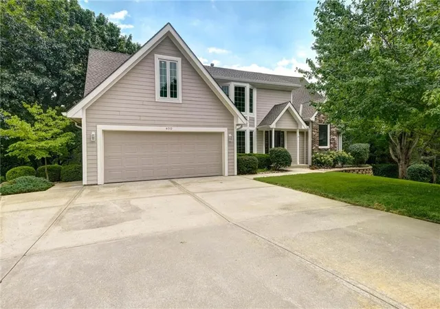 Photo 1 of Single family home for sale at 400 Nw Tennyson Pl, Lee's Summit, MO 64081 | MLS# 2625516 | Listing updated on 2026-09-19