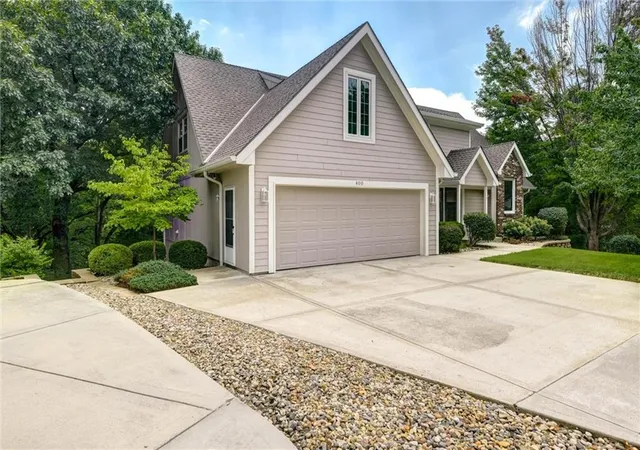 Photo 2 of Single family home for sale at 400 Nw Tennyson Pl, Lee's Summit, MO 64081 | MLS# 2625516 | Listing updated on 2026-09-19