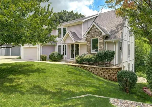 Photo 3 of Sale Pending at 400 Nw Tennyson Pl, Lee's Summit, MO 64081 | MLS# 2625516 | Listing updated on 2026-09-05