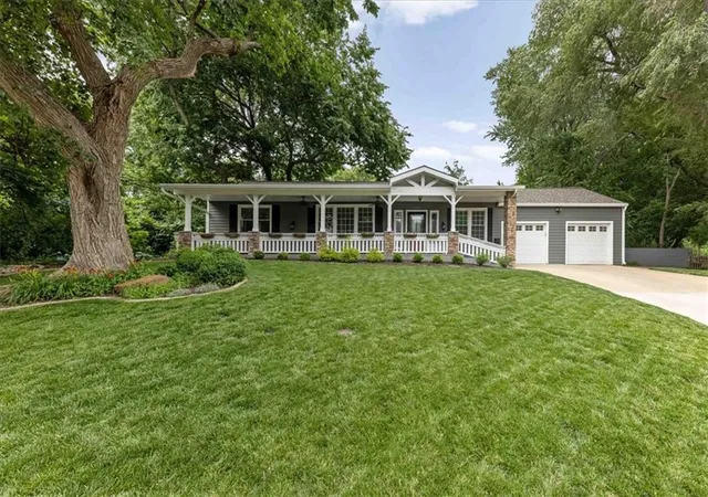 2nd image of 8530 W 86th Ter, Overland Park, KS 66212 | MLS# 2625521