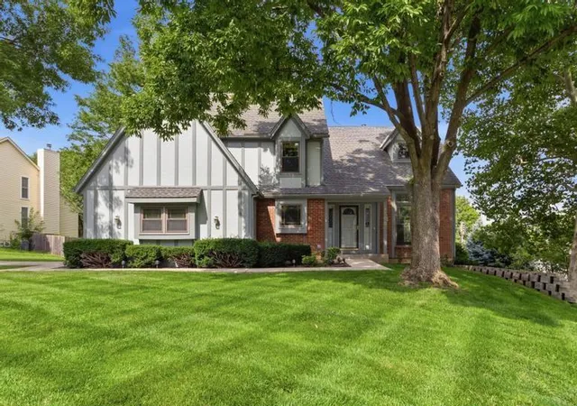 1st image of 8700 W 113th St, Overland Park, KS 66210 | MLS# 2625535