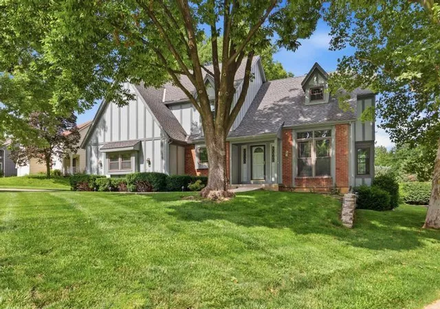 2nd image of 8700 W 113th St, Overland Park, KS 66210 | MLS# 2625535
