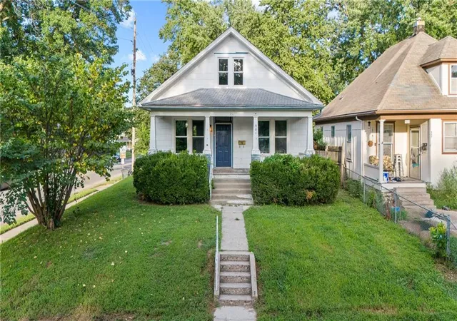 1st image of 901 9th Ave, Leavenworth, KS 66048 | MLS# 2625541