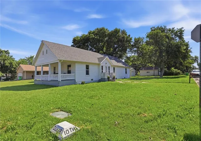 Homes for sale in Ottawa, KS | 821 W 10Th St, Ottawa, KS 66067 | MLS# 2625548