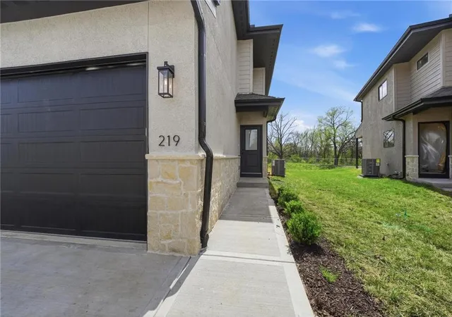 Photo 3 of Townhouse for sale at 210 NW Orchard Ct, Lees Summit, MO 64063 | MLS# 2625557 | Listing updated on 2026-09-04