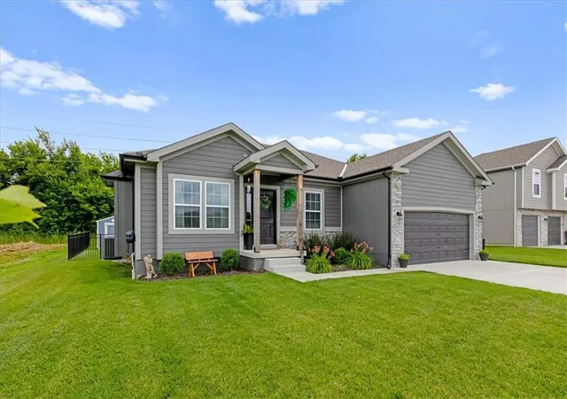 3rd image of 1203 Sw Burns Cir, Oak Grove, MO 64075 | MLS# 2625588