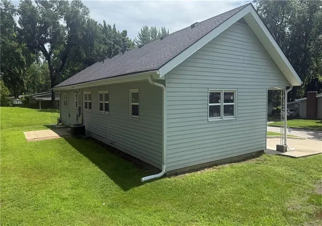 3rd image of 809 Anderson St, Warrensburg, MO 64093 | MLS# 2625597