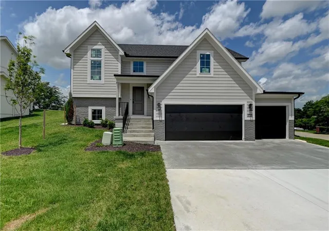 Photo 1 of Single family home for sale at 6400 Nw 98th Street, Kansas City, MO 64154 | MLS# 2625598 | Listing updated on 2026-08-31