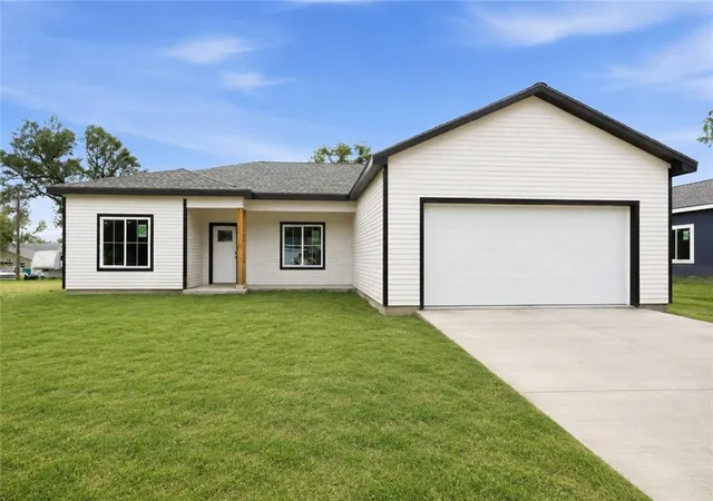 1st image of 920 5th Street Ter, Osawatomie, KS 66064 | MLS# 2625630