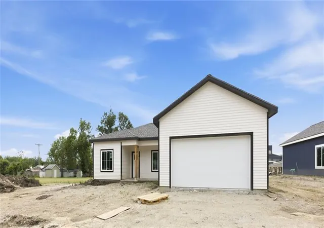 Homes for sale in Osawatomie, KS | 920 5th Street Ter, Osawatomie, KS 66064 | MLS# 2625630