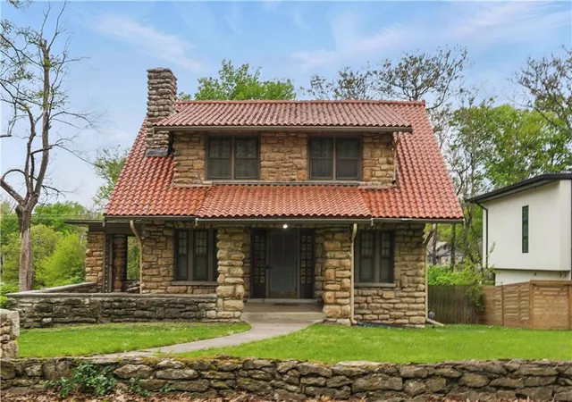 Photo 2 of Single family home for sale at 5334 Oak St, Kansas City, MO 64112 | MLS# 2625646 | Listing updated on 2026-08-07